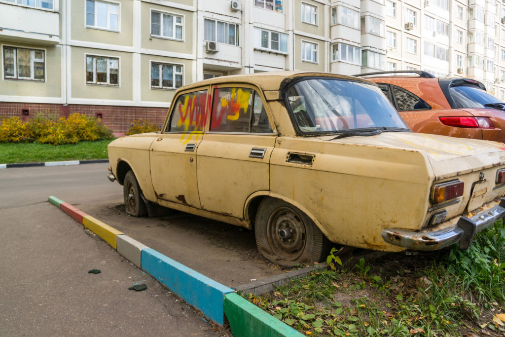 Брошенный автомобиль во дворе: Брошенный автомобиль на придомовой территории