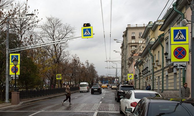 Установка светофора на пешеходном переходе: Установка светофоров на пешеходных переходах на дорогах, имеющих более двух полос для движения в обоих направлениях (Астраханская область)
