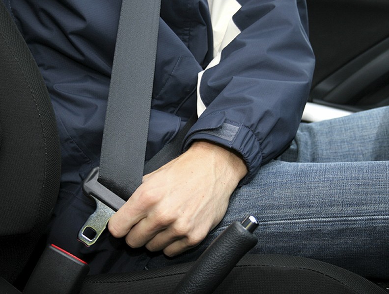 Непристегнутый пассажир: Кто должен платить штраф, если пассажир в автомобиле не пристегнулся