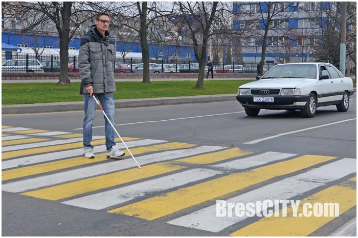 Пешеход вне пешеходного перехода: Как и когда нужно пропускать пешеходов