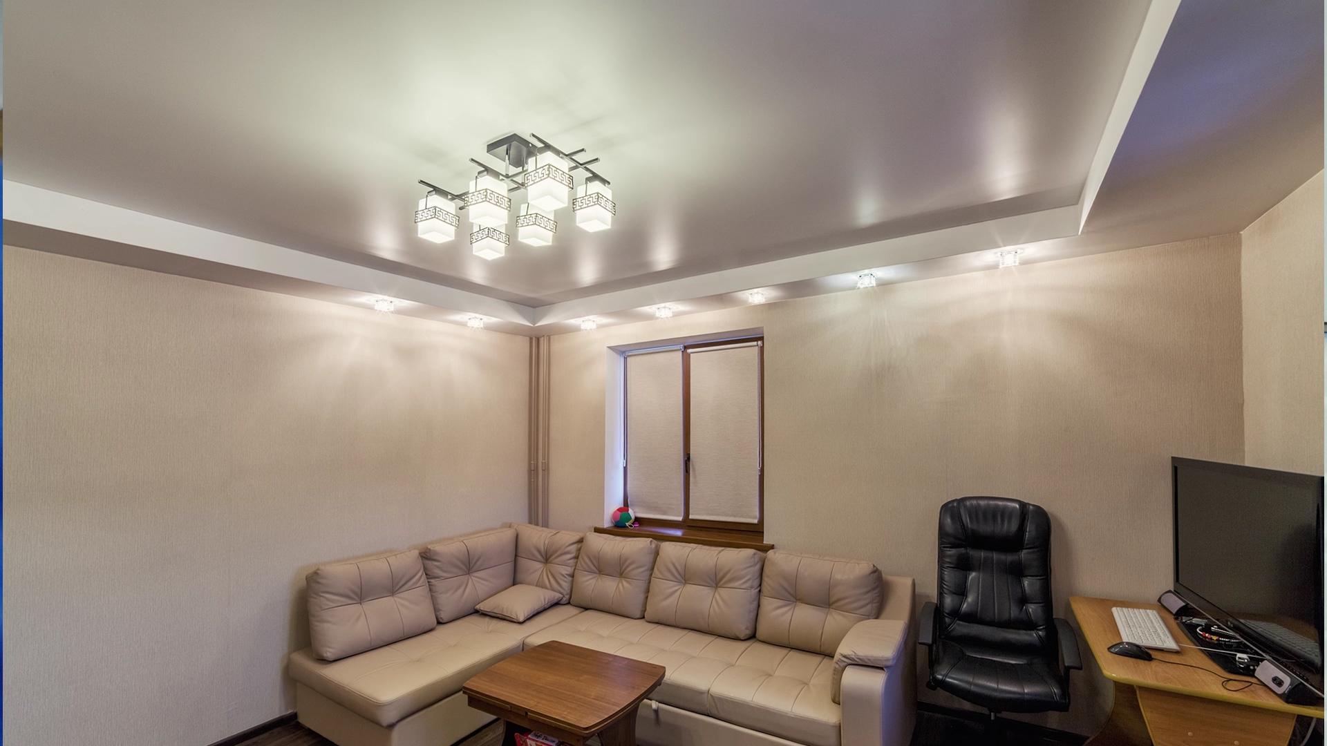 Освещение в гостиной с натяжными потолками: Секреты освещения в гостиной с натяжными потолками, советы дизайнера