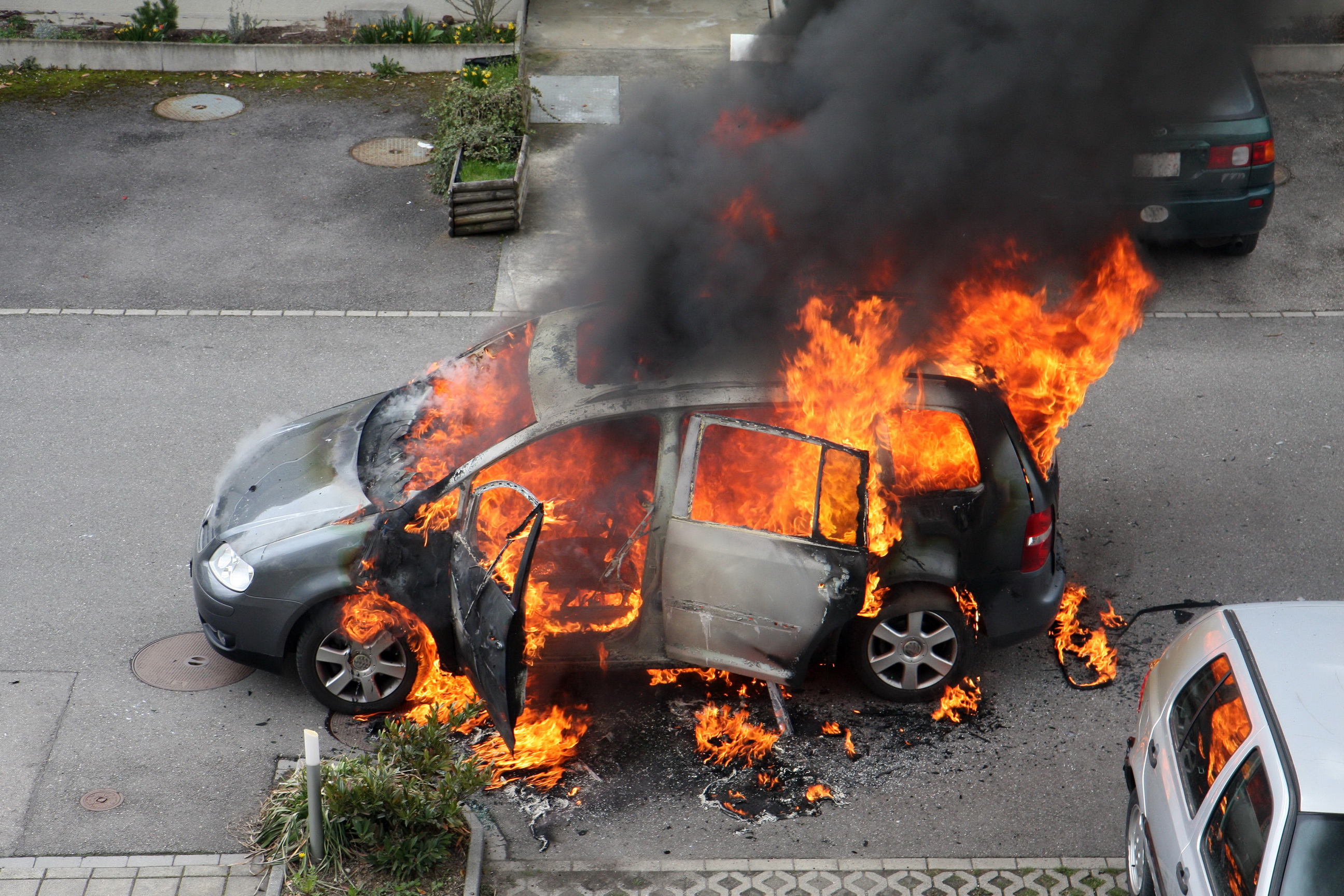 Машина сгорела: Адвокат рассказал, кто вернет вам деньги, если ваша машина сгорела