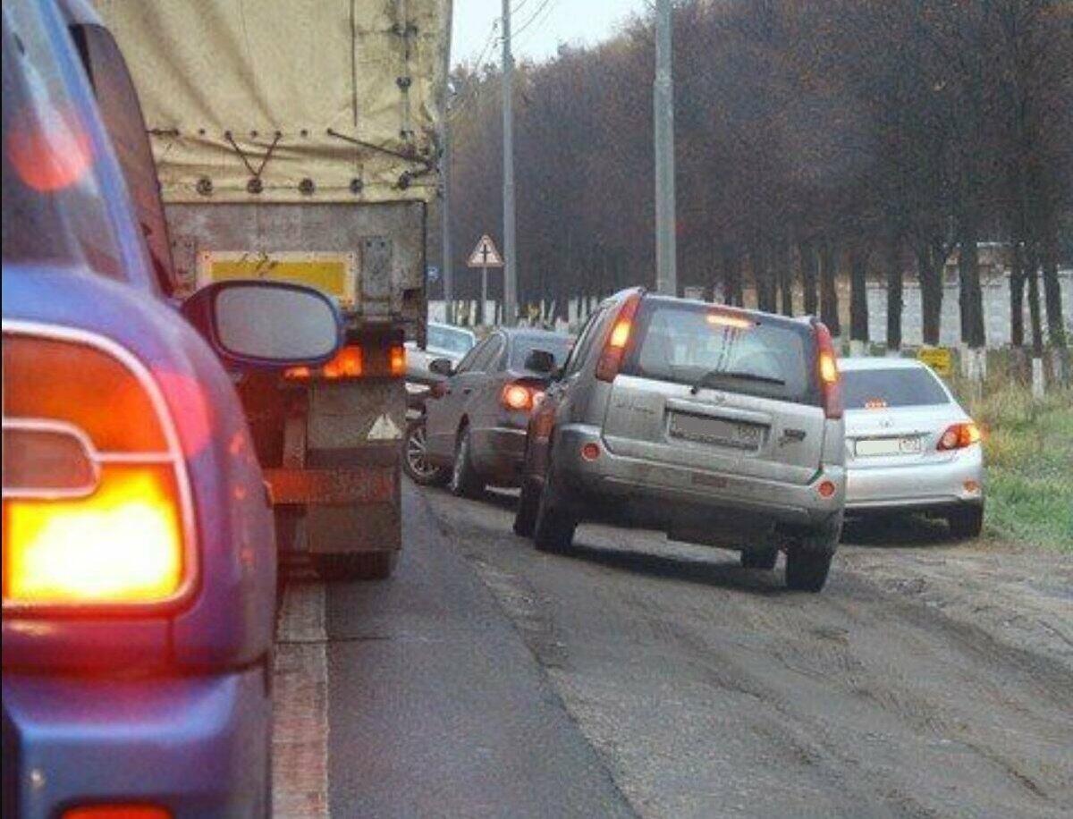 Выехал на тротуар. Езда по обочине. Езда по обочине штраф. Обгон по обочине. Едет по обочине.