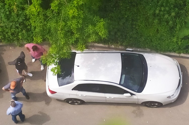 Перекрыли машину во дворе что делать. Дети портят машину. Дети поцарапали машину во дворе. Дети портят припаркованные машины.