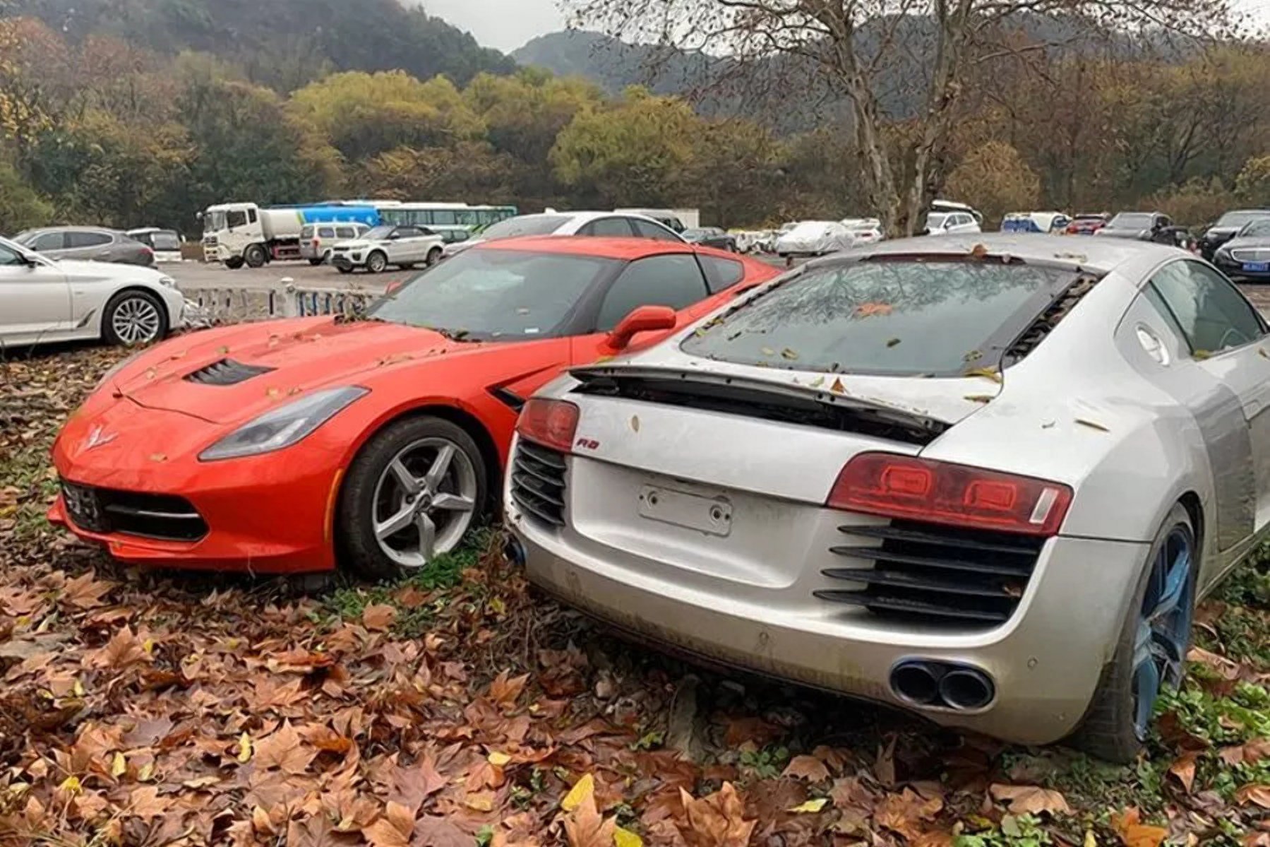 Брошенное авто: Брошенный автомобиль на придомовой территории