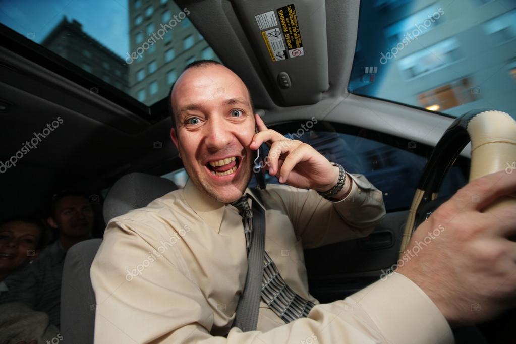 Разговор по мобильному за рулём: Штраф за разговор по телефону за рулём без hands-free, смс, чат