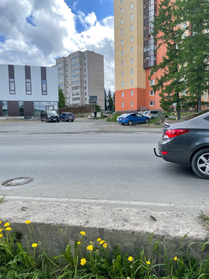 Пешеход на пешеходном переходе: Пешеходу на зебре надо уступить дорогу. А если он еще далеко? — журнал За рулем
