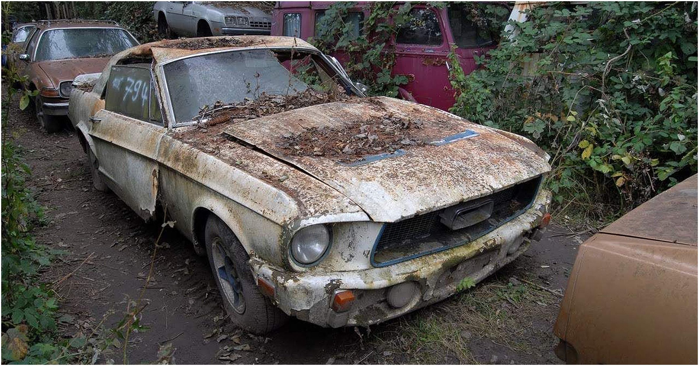 Брошенное авто: Брошенный автомобиль на придомовой территории
