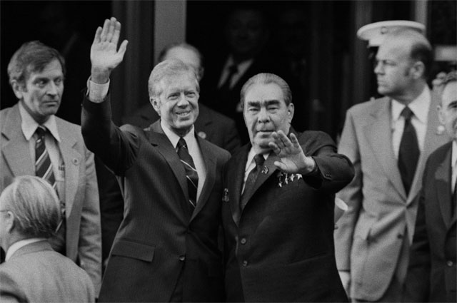 Президент США Джимми Картер и Генеральный секретарь ЦК КПСС Леонид Брежнев подписали Договор между СССР и США об ограничении стратегических наступательных вооружений (ОСВ-2), Вена 1976 г.
