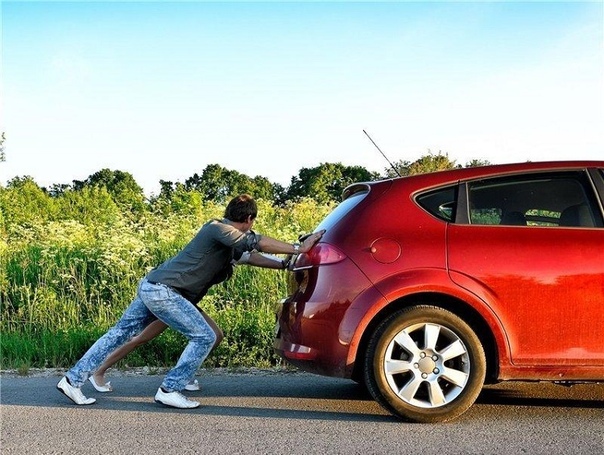 Толкать машину: Можно ли сажать человека без прав, пока толкаешь машину?