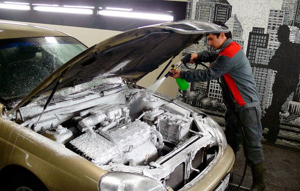 Как моют двигатель автомобиля на мойке: Как ни в коем случае нельзя мыть двигатель автомобиля — Российская газета