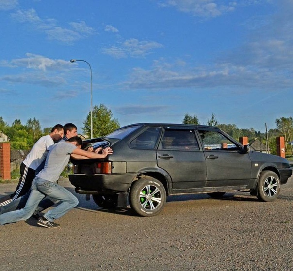 Толкать машину: Можно ли сажать человека без прав, пока толкаешь машину?