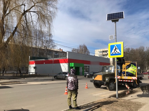 Установка светофора на пешеходном переходе: Установка светофоров на пешеходных переходах на дорогах, имеющих более двух полос для движения в обоих направлениях (Астраханская область)