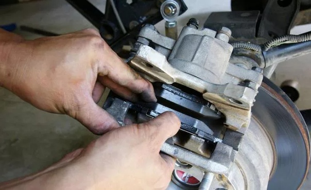 Когда надо менять тормозные колодки на авто: Когда нужно менять тормозные колодки