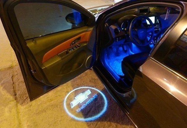 Подсветка при открытии двери автомобиля: Подсветка ног включается в момент открытия двери