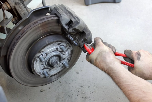Меняем тормозные колодки: Как заменить тормозные колодки в автомобиле в домашних условиях?