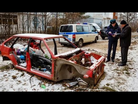 Брошенный автомобиль во дворе: Брошенный автомобиль на придомовой территории