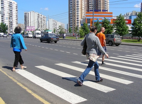 Пешеход вне пешеходного перехода: Как и когда нужно пропускать пешеходов