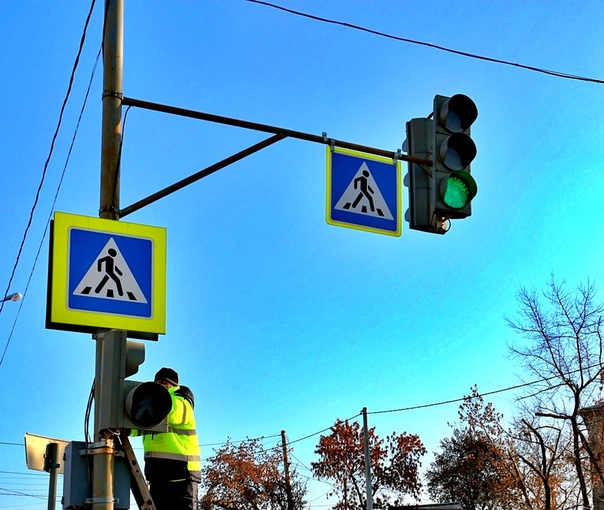 Установка светофора на пешеходном переходе: Установка светофоров на пешеходных переходах на дорогах, имеющих более двух полос для движения в обоих направлениях (Астраханская область)