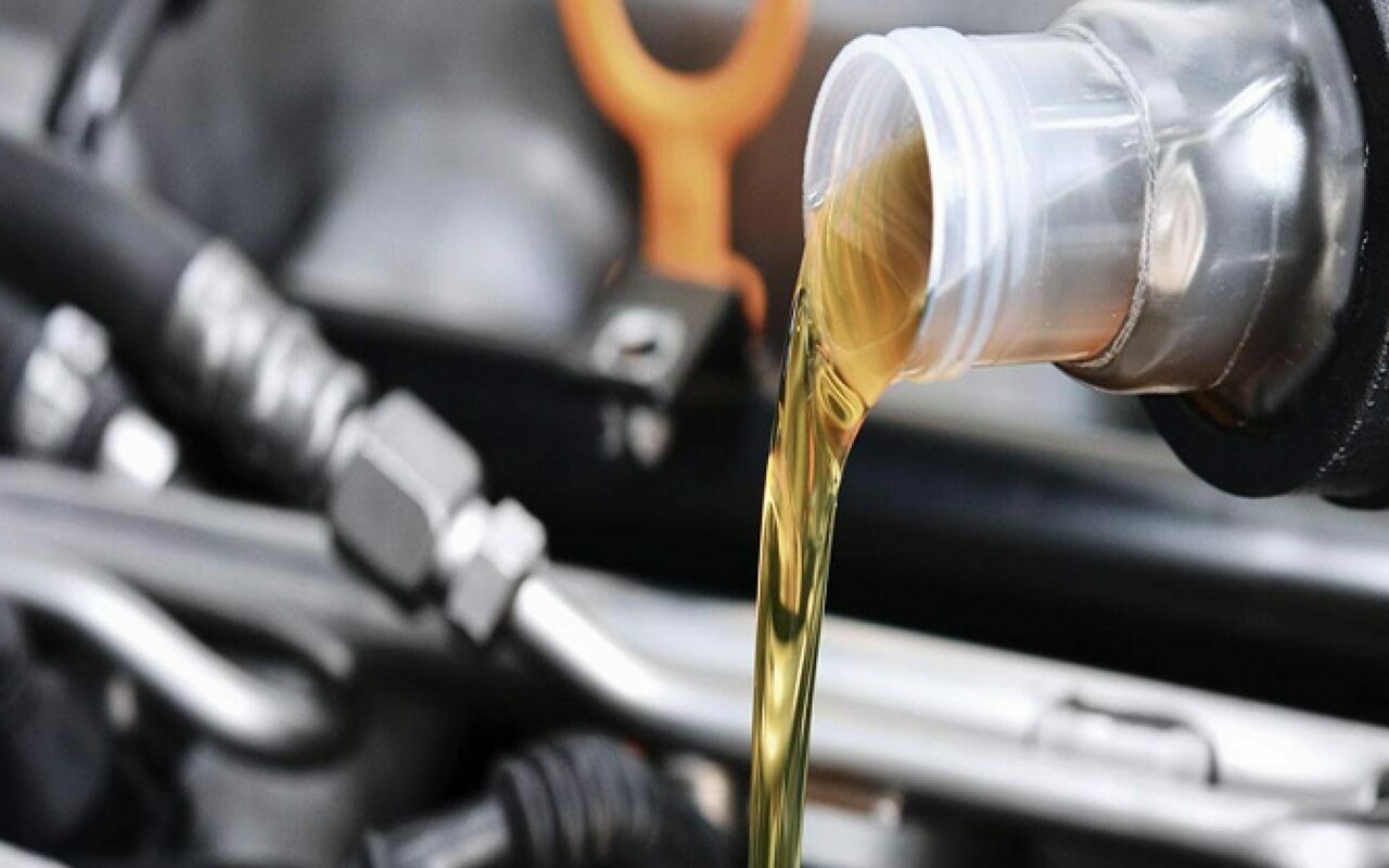 Использование дизельного масла в бензиновом двигателе: Можно ли заливать дизельное масло в бензиновый двигатель: отличия масел, основные правила
