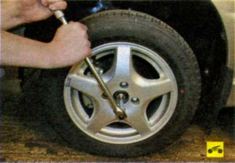 Как открутить колесо: 3 способа снять колесо, если не откручиваются болты
