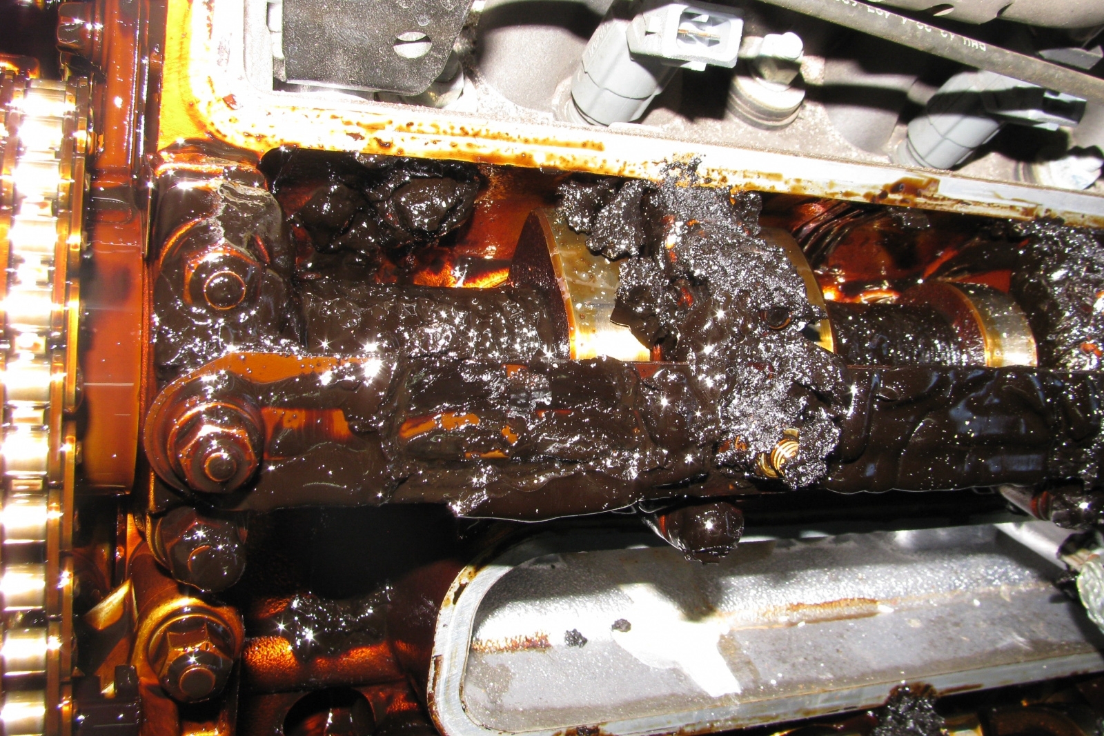Почему темнеет масло в двигателе машины: Основные причины потемнения моторного масла в двигателе