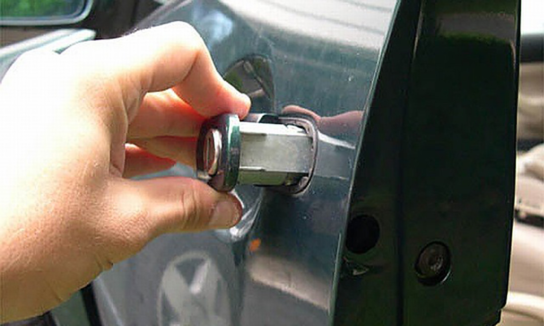 Как вскрыть дверь автомобиля: 6 простых способов попасть в запертую машину