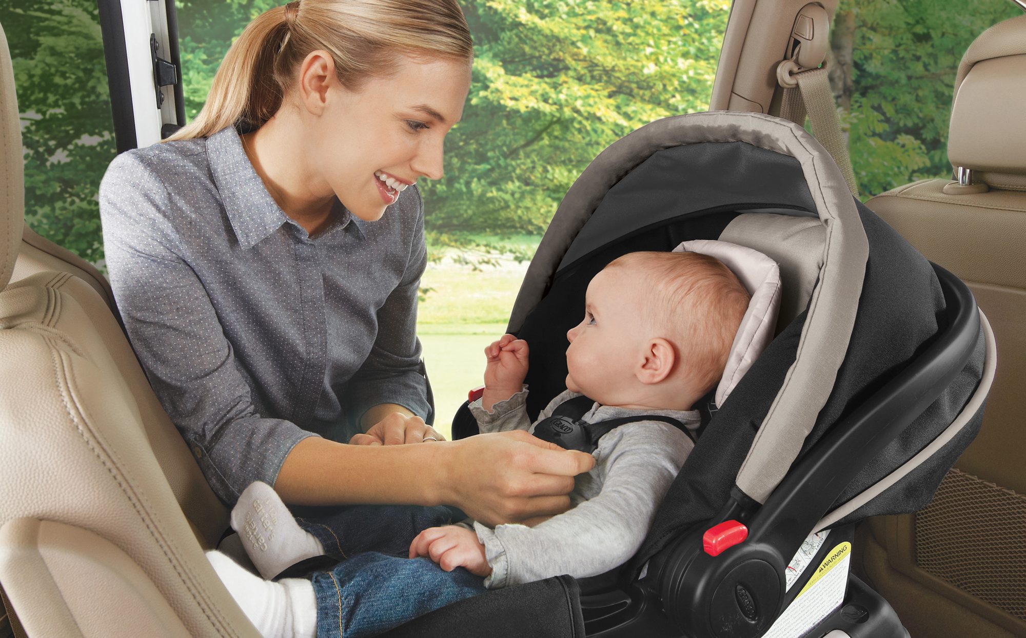 Можно автолюльку ставить на переднее сидение. Ребенок в автокресле. Автокресло с новорожденным на руках. Автолюльки красивые. Мама сажает ребенка в автокресло.