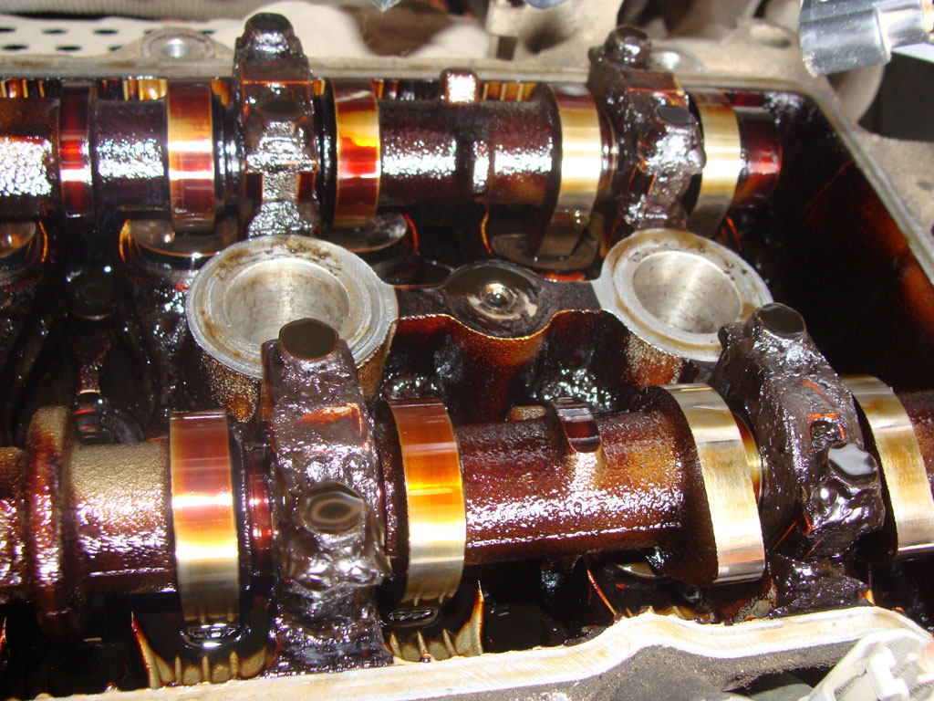 Почему чернеет масло в двигателе после замены: Как быстро должно потемнеть моторное масло в двигателе — Российская газета