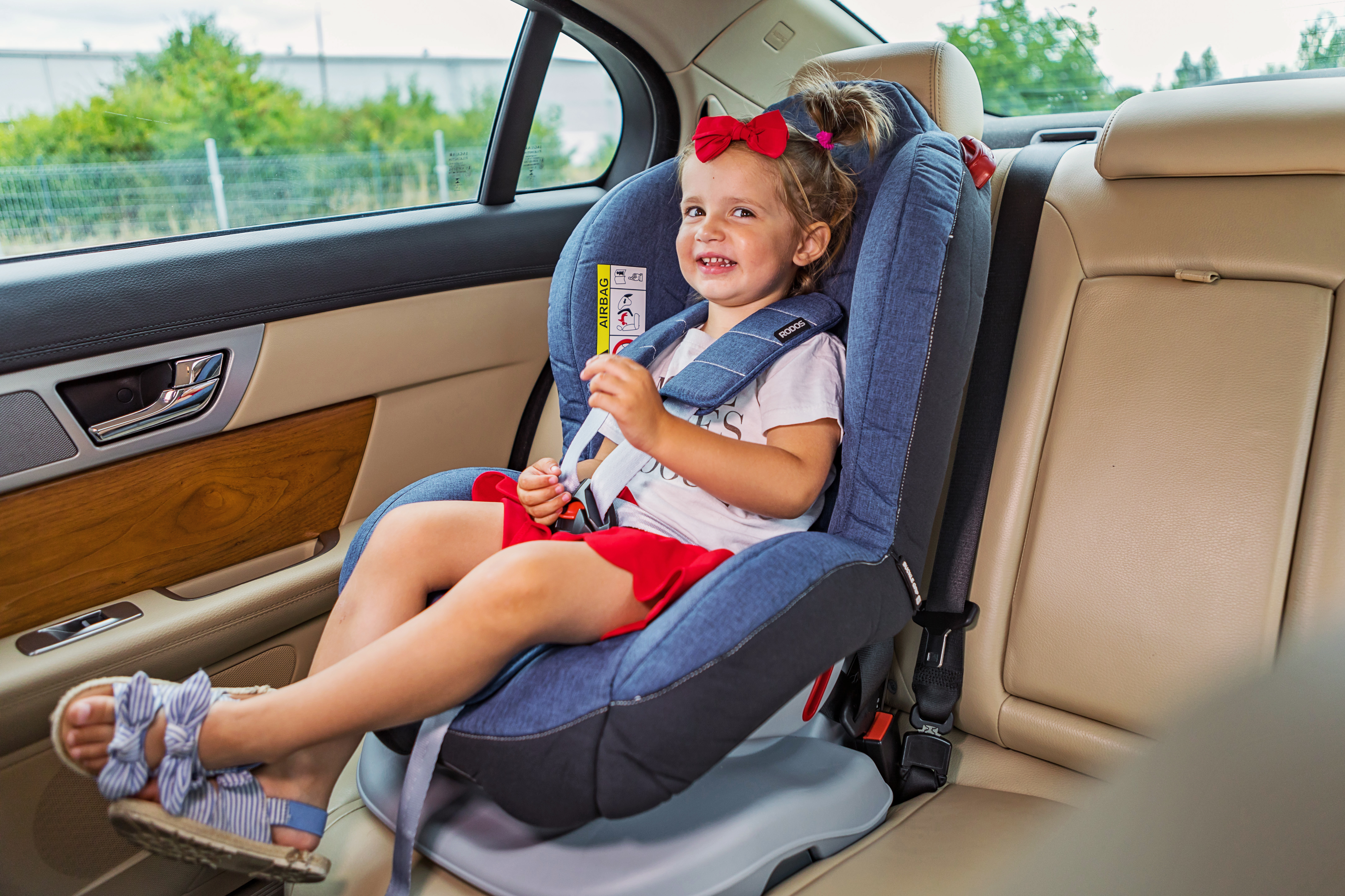 Пристегиваем ребенка в машине. Детское кресло. Кресло машины. Детское автокресло. Детский кресло для автомобиля.