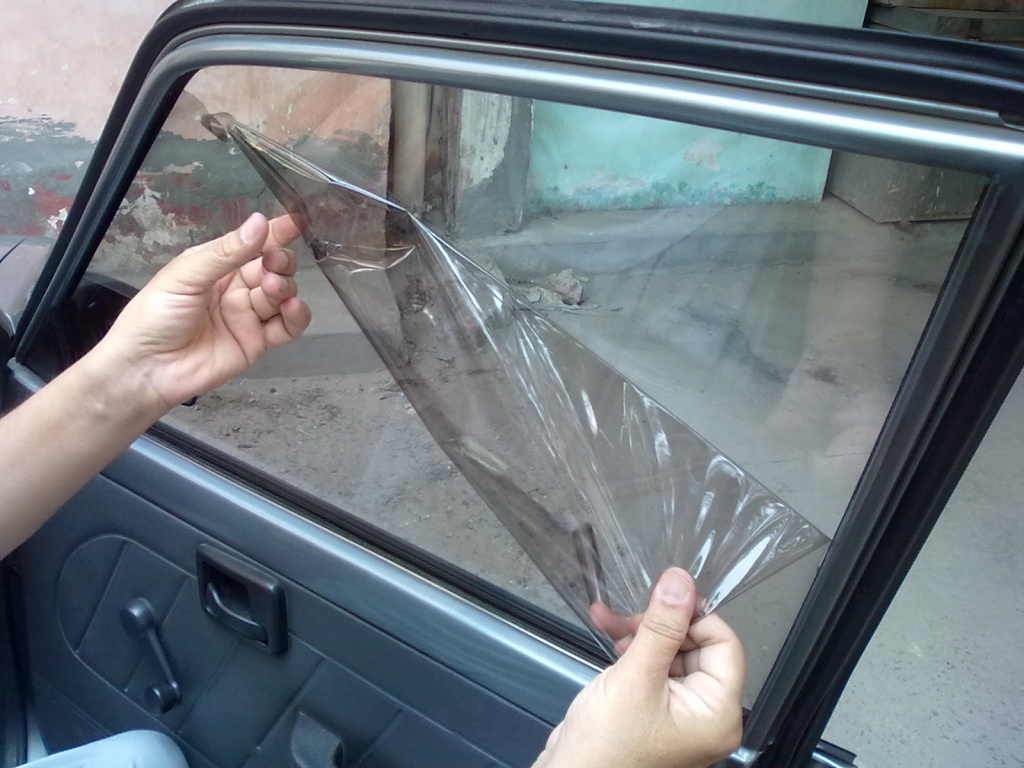 Как отклеить тонировку: Способы снятия тонировки со стекла автомобиля
