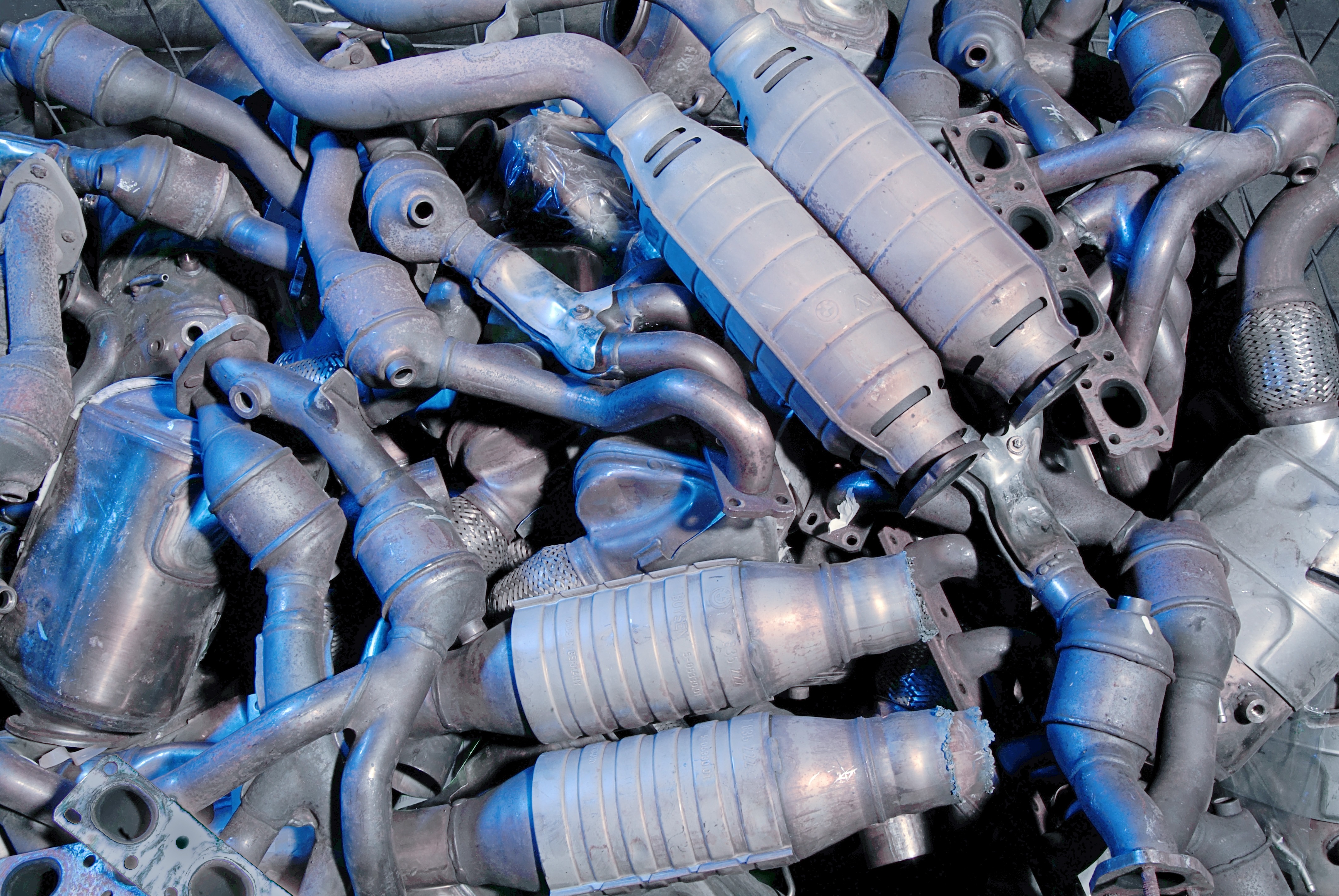 Из чего делают катализатор автомобильный: Устройство автомобильного катализатора (каталитического нейтрализатора отработавших газов)