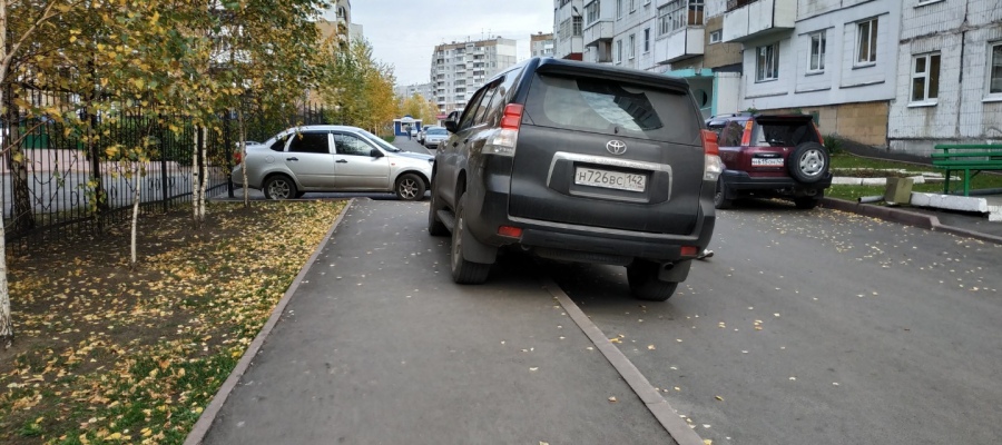 Куда жаловаться на автомобили припаркованные на тротуаре: Куда жаловаться, если во дворе парковка на тротуаре?