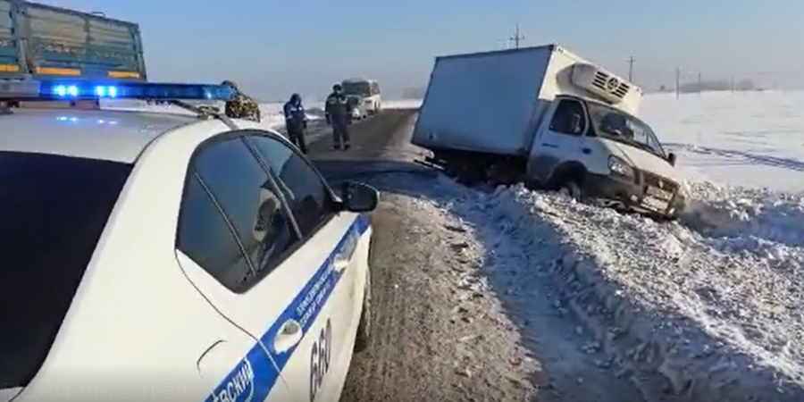 Машина застряла в грязи помощь: Семь способов вытащить машину из грязи — Российская газета