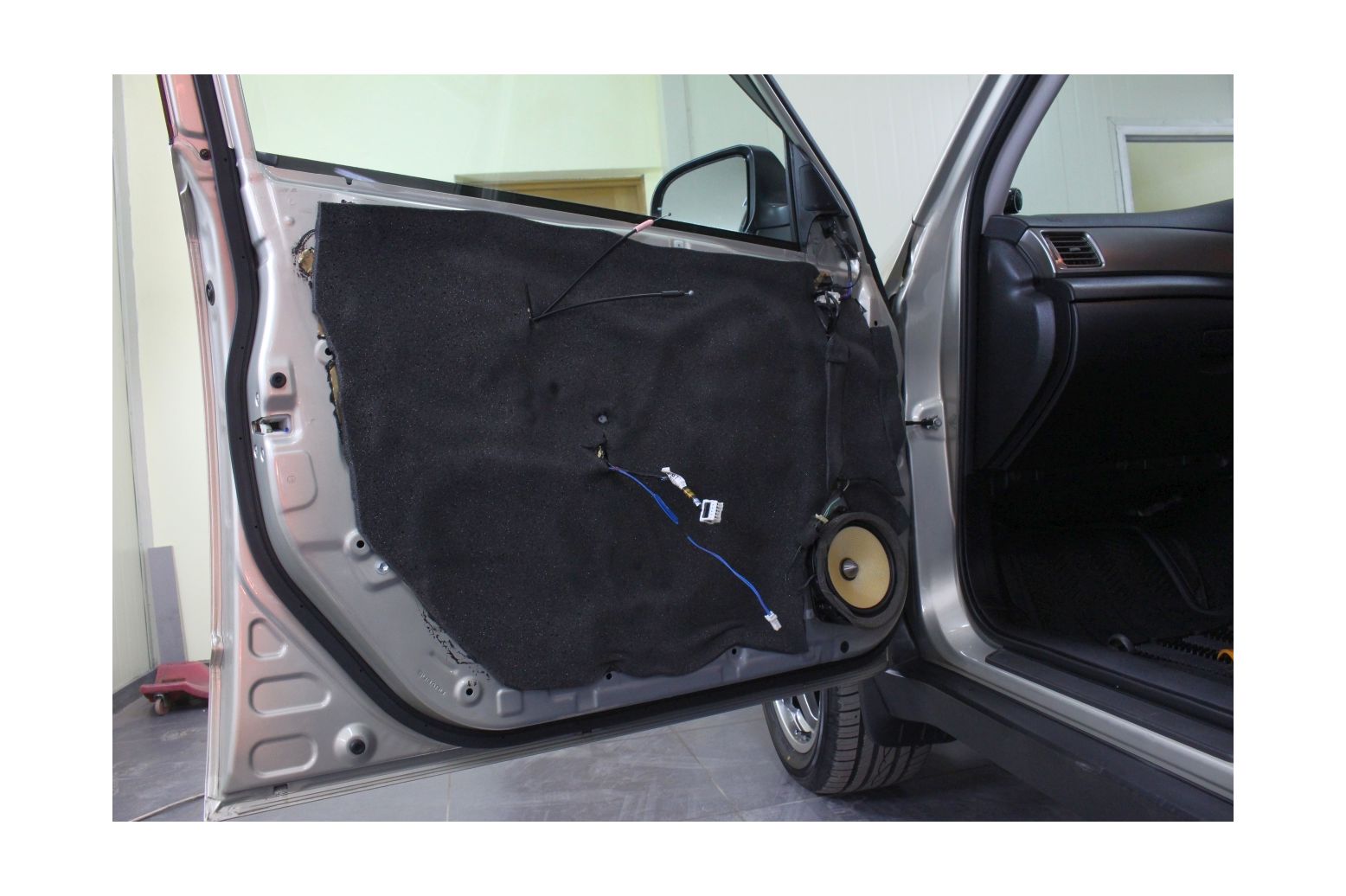 Звукоизоляция дверей автомобиля: Шумоизоляция дверей автомобиля в Москве