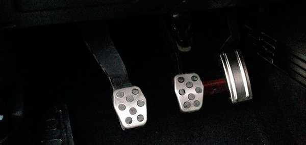 Как расположены педали в авто – Расположение педалей в автомобиле с механической коробкой и коробкой-автомат