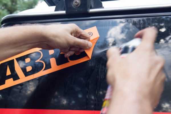 Как снять наклейку с автомобиля – Как снять наклейки с кузова и стекла автомобиля