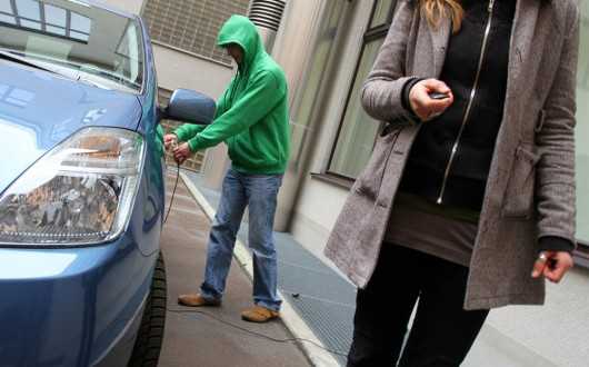 Кражи из автомобилей – Что делать в случае кражи вещей из автомобиля