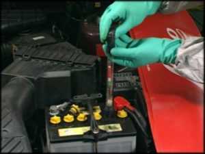 Уровень жидкости в аккумуляторе автомобиля – нормальные значения, правила измерения и доливки