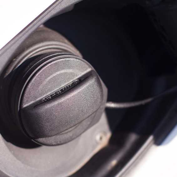 Запах бензина в машине – Почему в салоне автомобиля запахло бензином. Основные причины